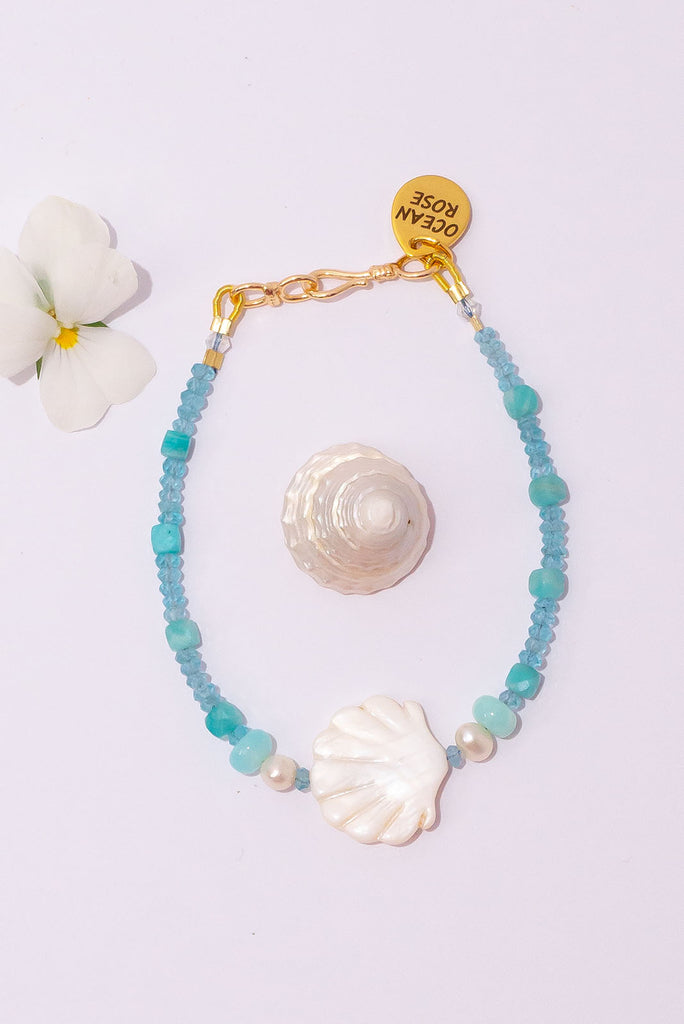 Dive into the beautiful tropical water blues of our Bracelet Gemstone Aquarius Skies.