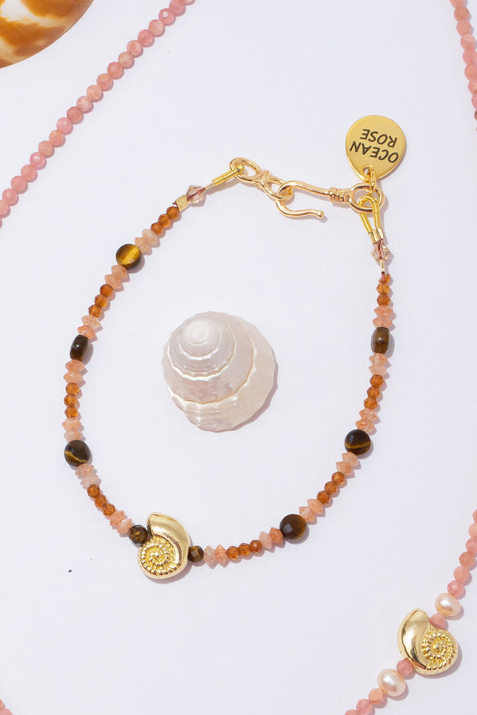 With it’s beautiful warm beach colours our radiant Bracelet Gemstone Beach Combing is the perfect accessory for Summer.