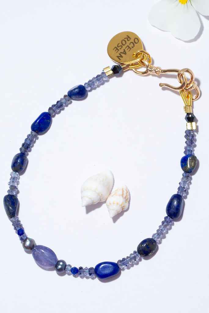 Dive into the gorgeous deep sea blues of the Bracelet Gemstone Midnight Swims.