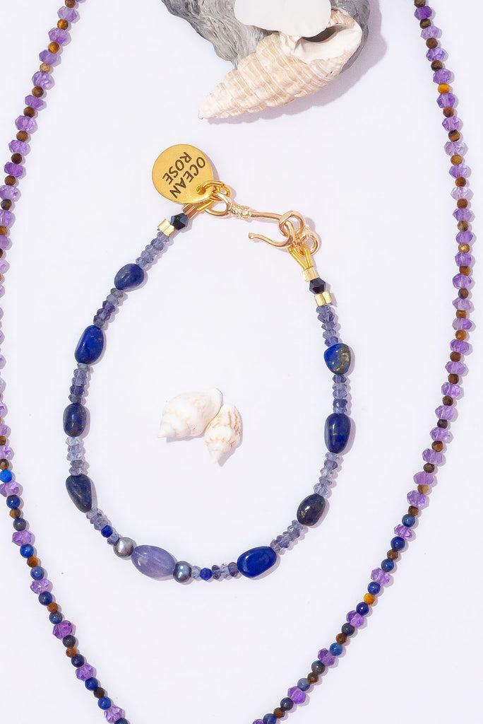 Dive into the gorgeous deep sea blues of the Bracelet Gemstone Midnight Swims.