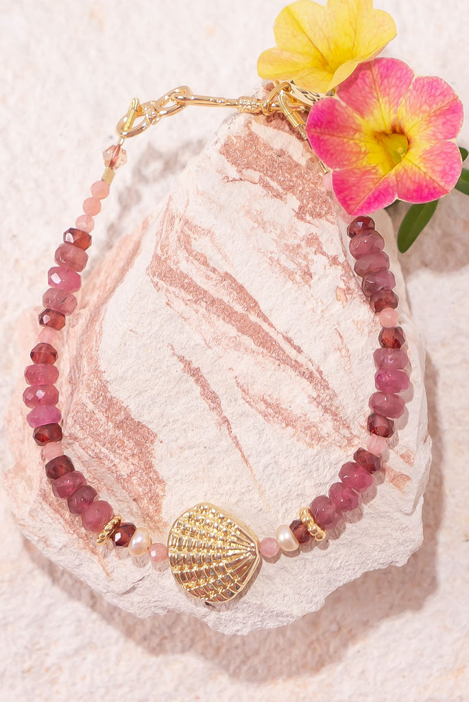 Fall in love with our Bracelet Gemstone Ocean Romance and it’s many shades of pink.