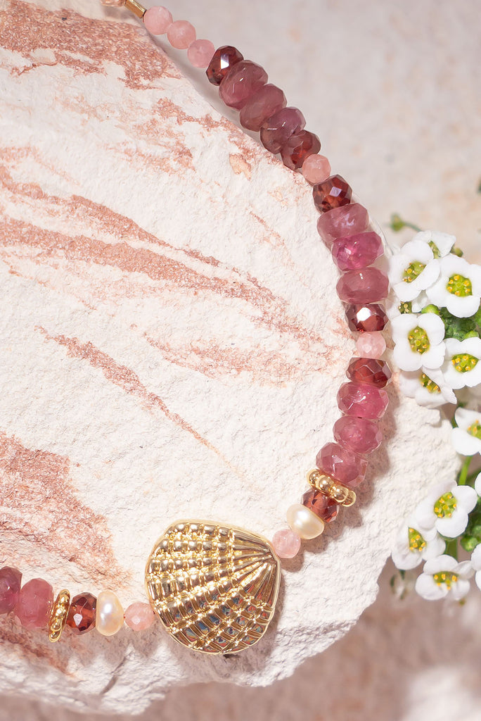 Fall in love with our Bracelet Gemstone Ocean Romance and it’s many shades of pink.