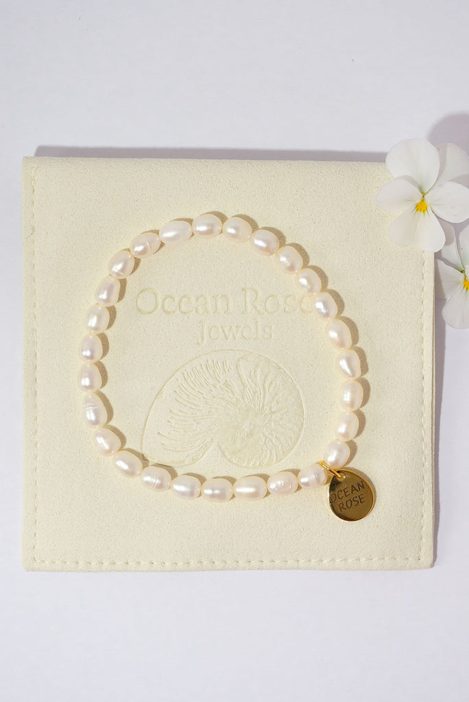 This beautiful soft pearl bracelet features freshwater pearls in the softest warm white hue.