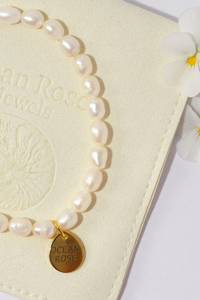 This beautiful soft pearl bracelet features freshwater pearls in the softest warm white hue.