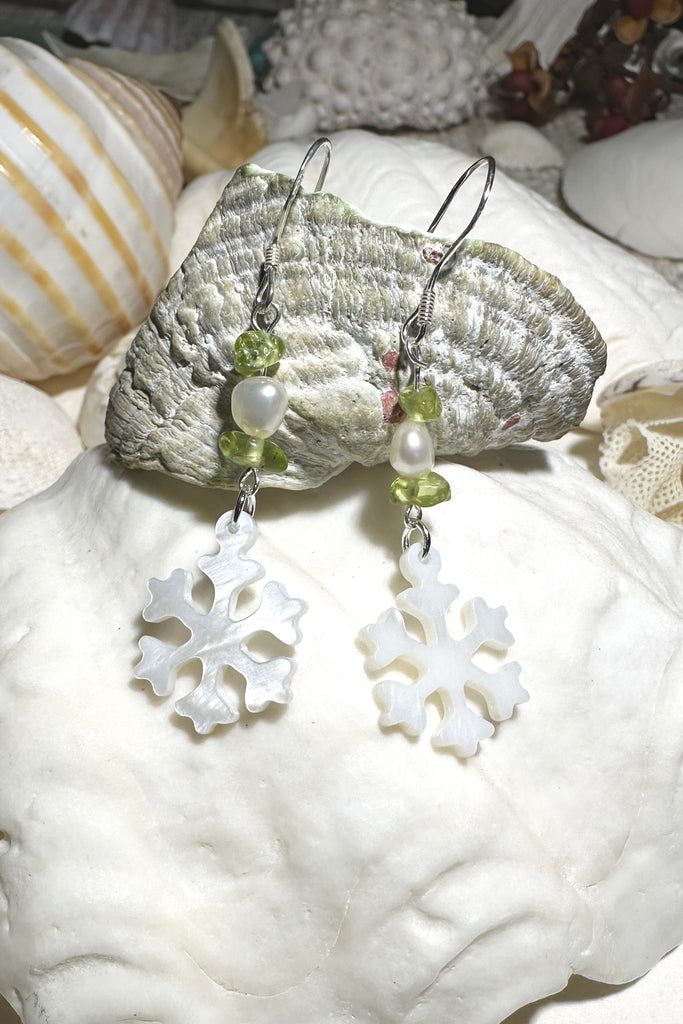 Hand cut Mother of Pearl snowflake earrings.
A small freshwater pearl.