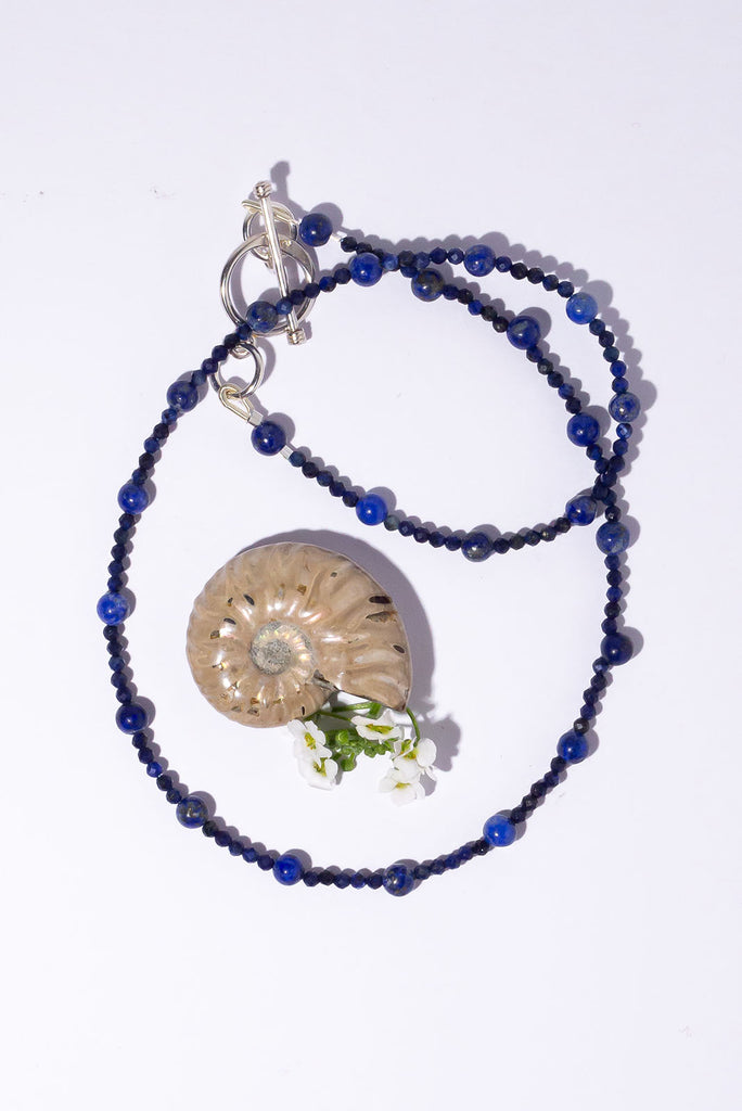 A chic strand of deep dark blue lapis lazuli beads. This gorgeous necklace is perfect for layering or use as a chain to hang your favourite pendant on.