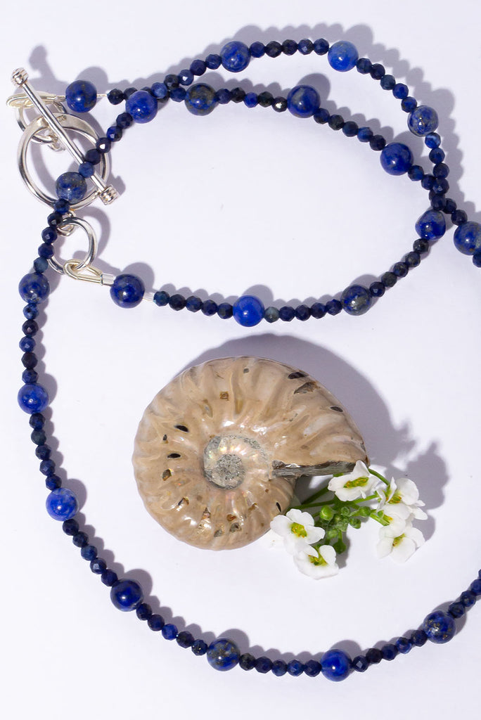 A chic strand of deep dark blue lapis lazuli beads. This gorgeous necklace is perfect for layering or use as a chain to hang your favourite pendant on.