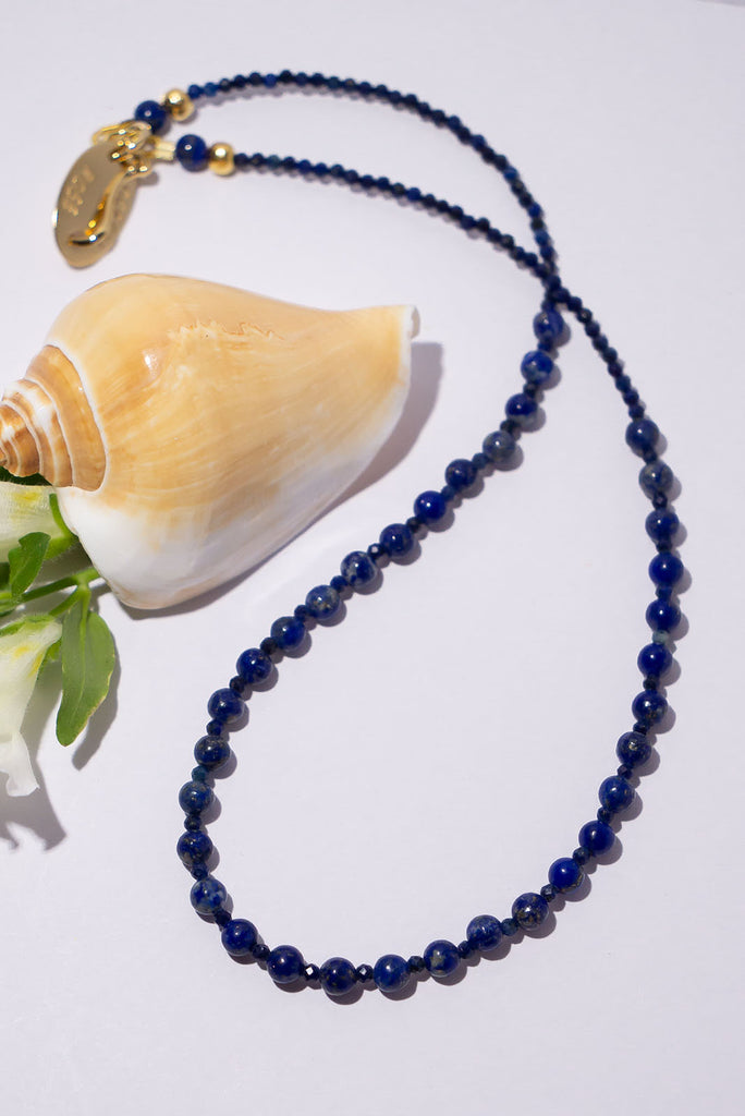Our Chic Necklace Gemstone Zaffre Skies is all about the stunning deep blue of Lapis Lazuli. Wear it alone for a pop of colour or layer it with one of our beautiful dark blue opals.