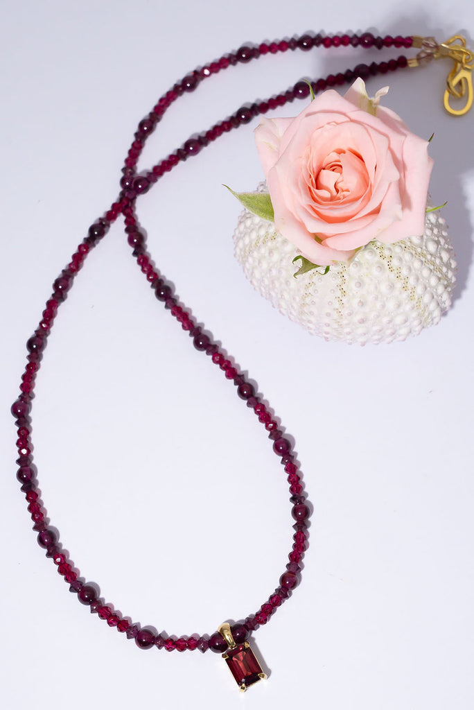 Featuring enthralling jewel tones of red this gorgeous necklace is a romantics dream.