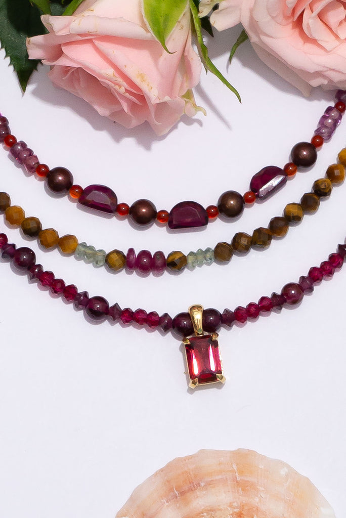 Featuring enthralling jewel tones of red this gorgeous necklace is a romantics dream.