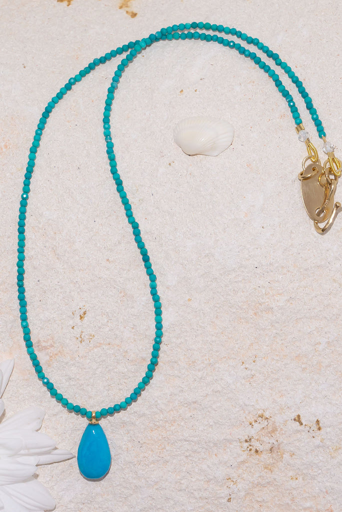 The perfect balance of delicate & bold, this is a gorgeous natural turquoise necklace so lets it’s intense colour and perfect form steal the show.