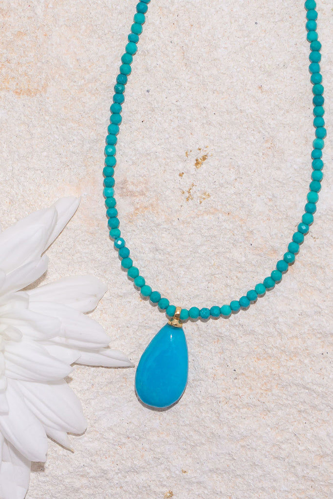 The perfect balance of delicate & bold, this is a gorgeous natural turquoise necklace so lets it’s intense colour and perfect form steal the show.