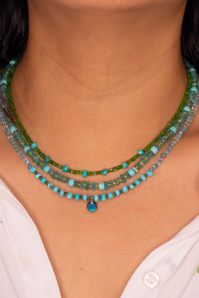 Inspired by the turquoise water of a beautiful tropical lagoon discover our delicate Necklace Gemstone Turquoise Lagoon Breeze.
